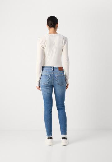 Узкие джинсы
