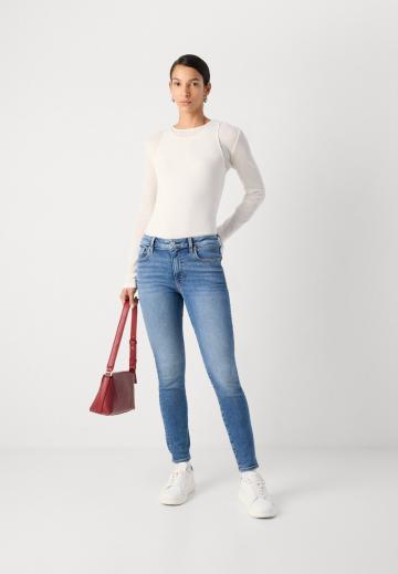 Узкие джинсы