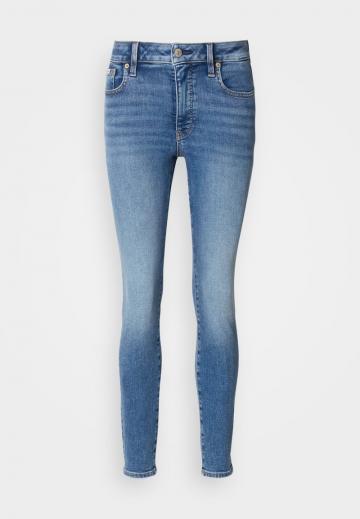 Узкие джинсы