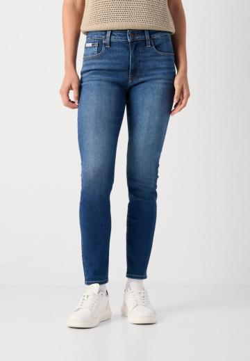 Узкие джинсы