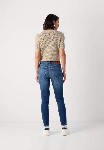 Узкие джинсы