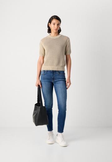 Узкие джинсы