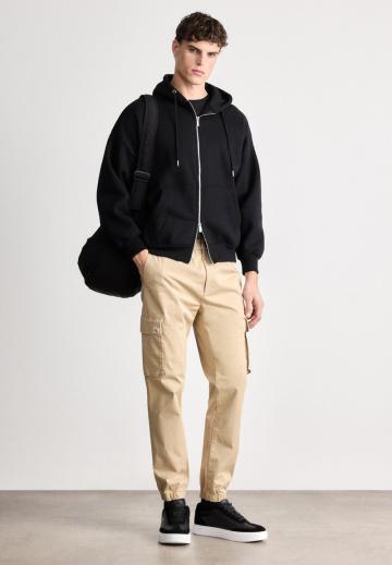 Брюки с накладными карманами