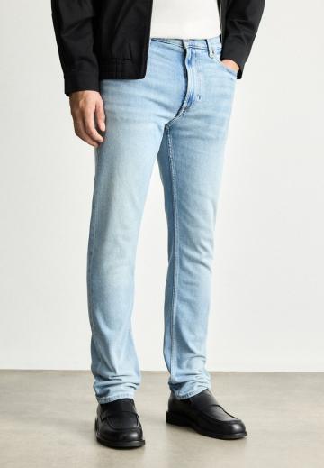 Прямые джинсы