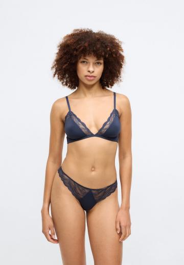 Трусы на бедрах