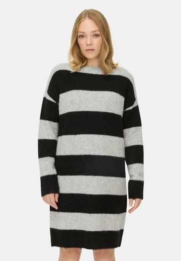 Вязаное платье