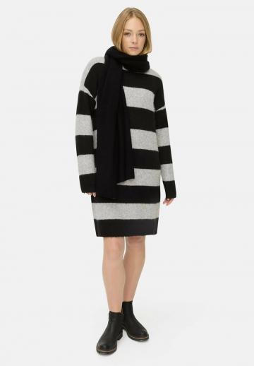 Вязаное платье