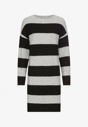 Вязаное платье