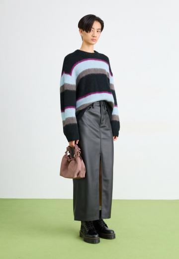 Пуловер в полоску