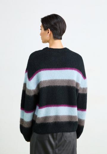 Пуловер в полоску
