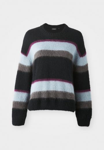Пуловер в полоску