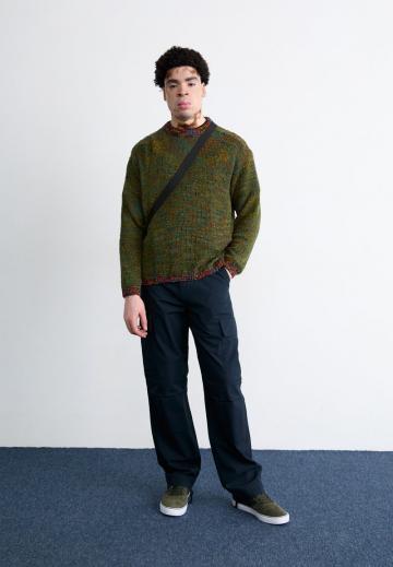 Брюки с накладными карманами