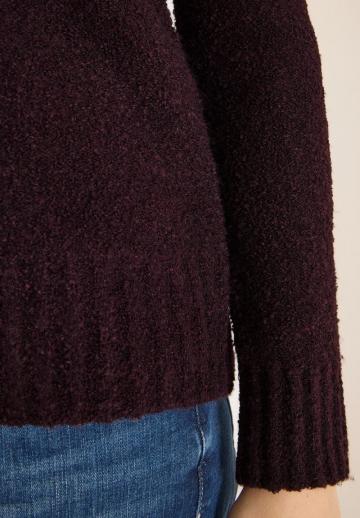 Пуловер с вырезом V