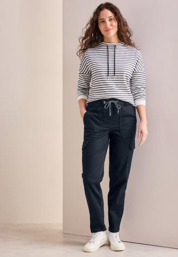 Брюки с накладными карманами