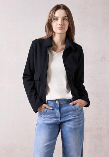 Куртка с накладнымит карманами