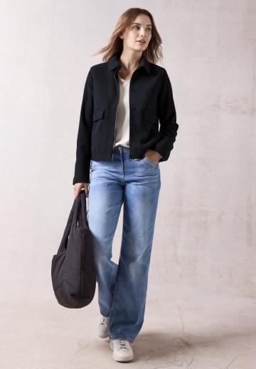 Куртка с накладнымит карманами