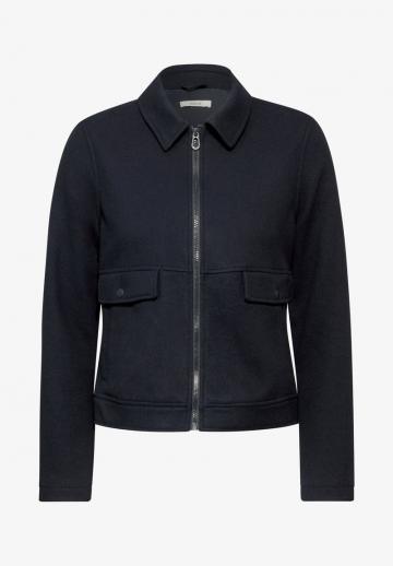 Куртка с накладнымит карманами