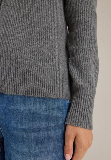 Вязаная кофта