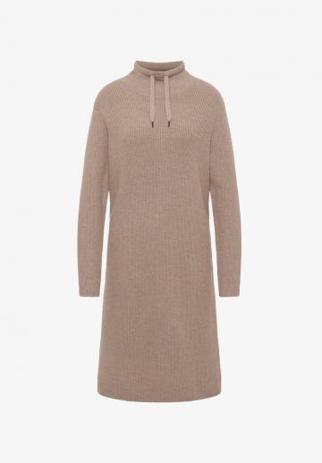 Вязаное платье