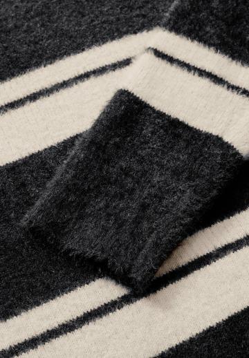 Пуловер в полоску