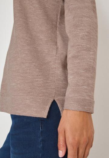 Пуловер с вырезом V