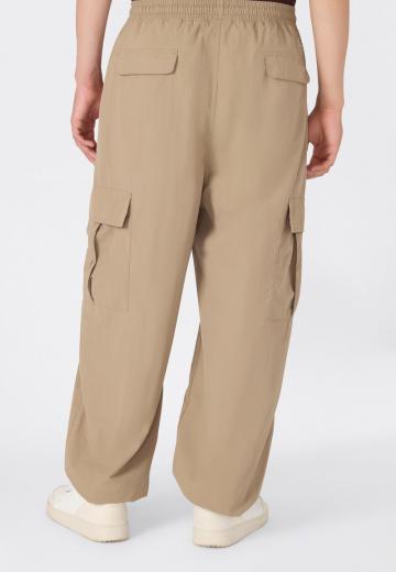 Брюки с накладными карманами