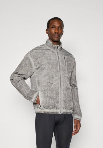 Спортивная куртка