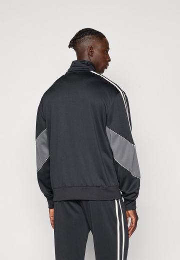 Спортивная куртка