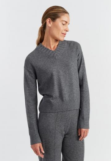 Пуловер с вырезом V