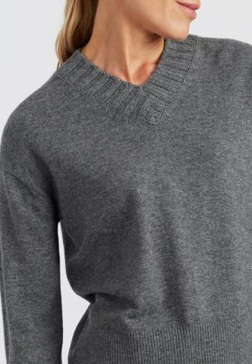 Пуловер с вырезом V