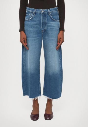 Короткие джинсы