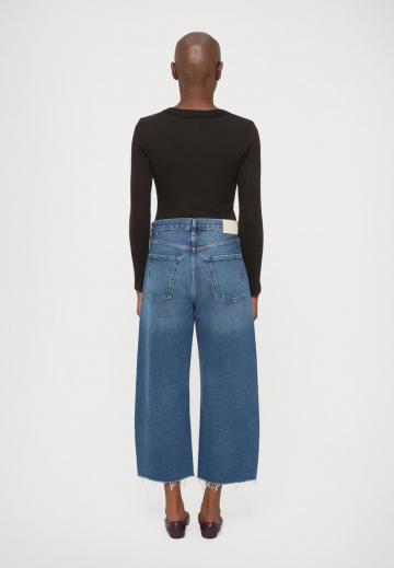 Короткие джинсы