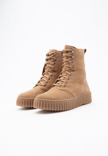 Ботинки на шнуровке