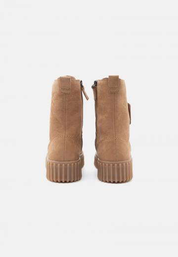 Ботинки на шнуровке