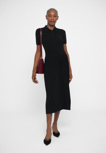 Вязаное платье