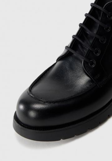 Ботинки на шнуровке