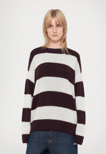 Пуловер в полоску