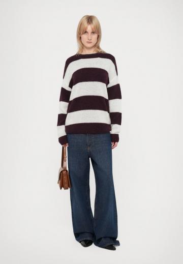 Пуловер в полоску