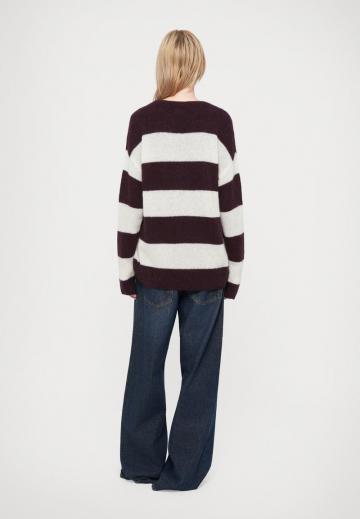 Пуловер в полоску