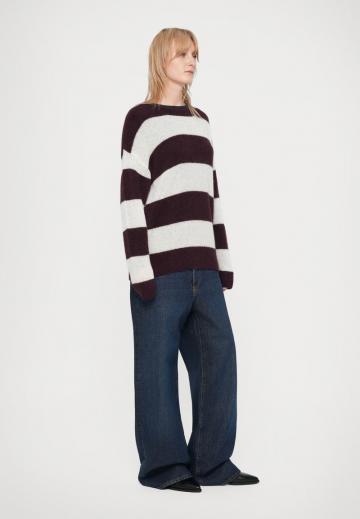 Пуловер в полоску