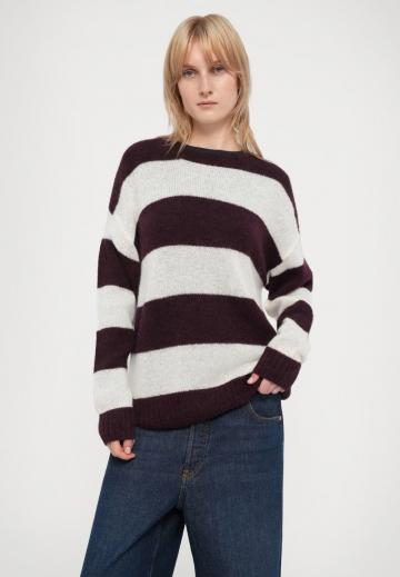 Пуловер в полоску