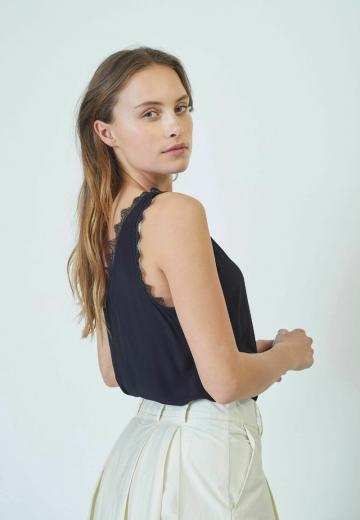 Блузка без рукавов