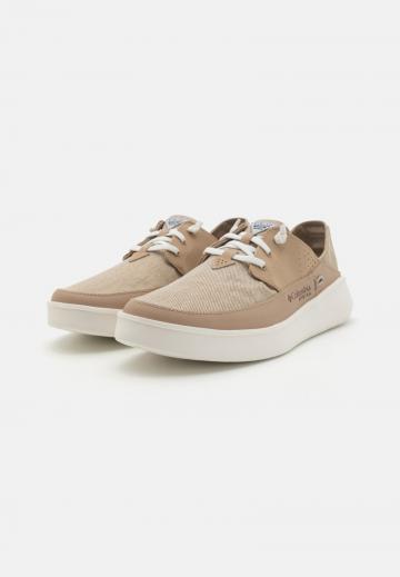 Походные кроссовки