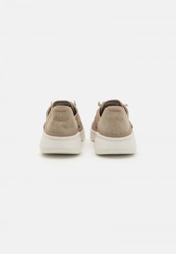 Походные кроссовки