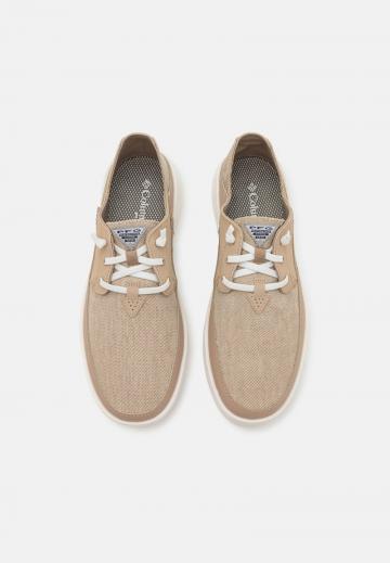 Походные кроссовки