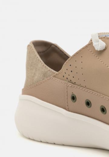 Походные кроссовки