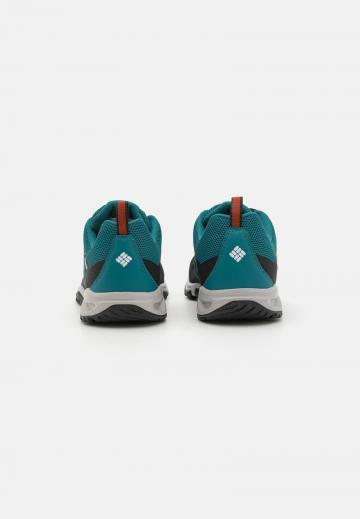 Походные кроссовки