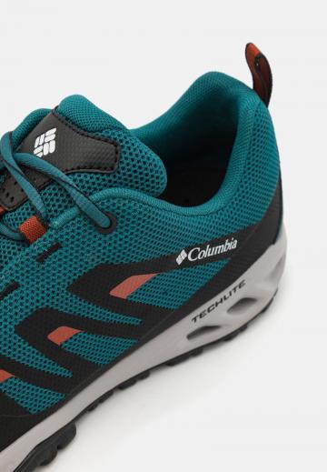 Походные кроссовки