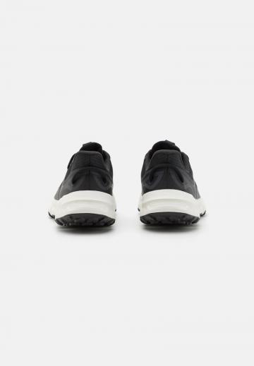 Походные кроссовки