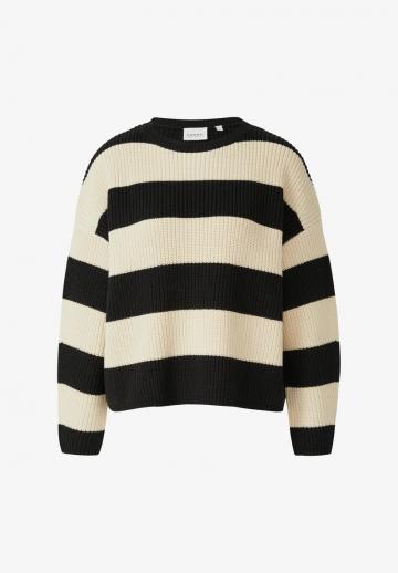 Пуловер в полоску